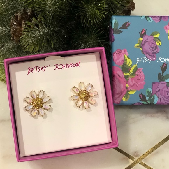 Betsey Johnson Jewelry - ✨NWT✨ Betsey Johnson Daisy Gold Tone Crystal Stud Earrings